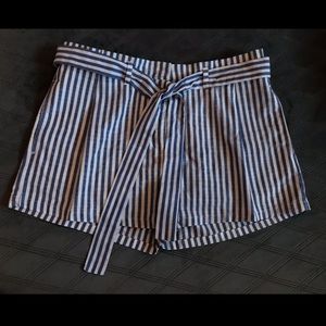 Women’s Paper Bag Waisted Shorts - Brand: Love Tree - size large